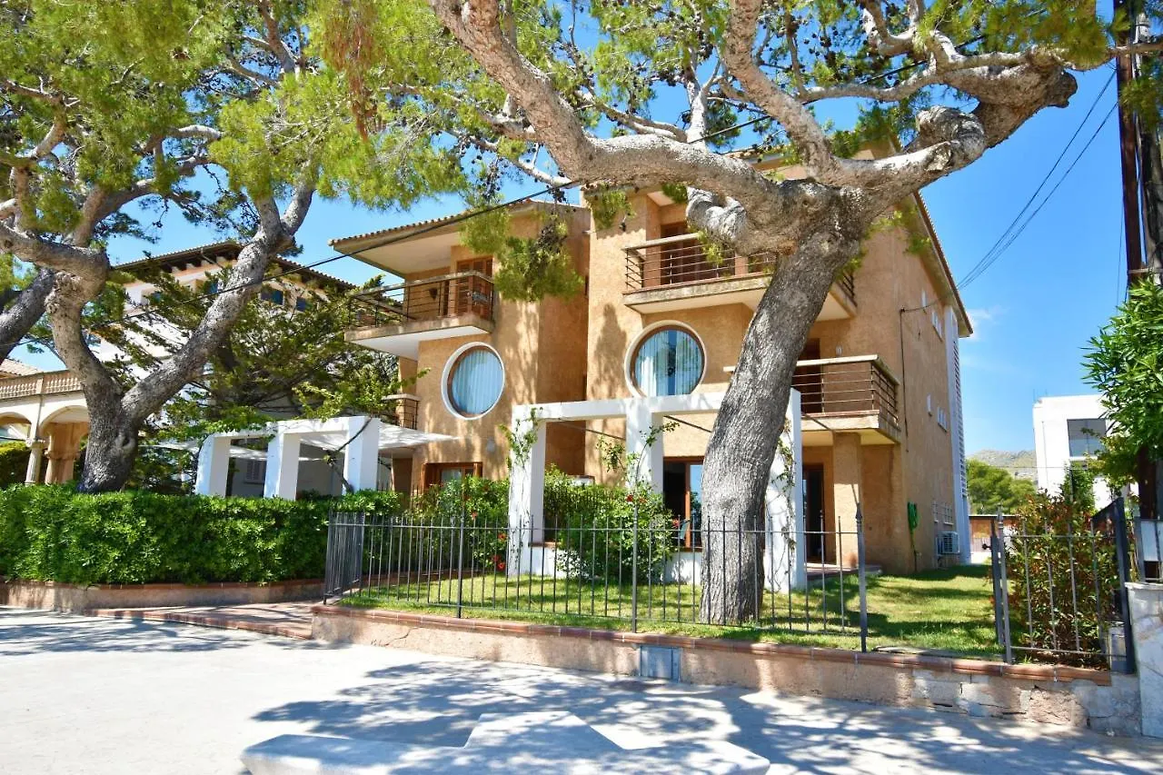 La Gola Apartment, First-Line Beachfront, Newly Refurbished Port de Pollenca Apartment