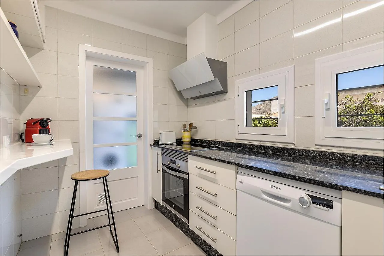 La Gola Apartment, First-Line Beachfront, Newly Refurbished 포엔샤 항구 아파트